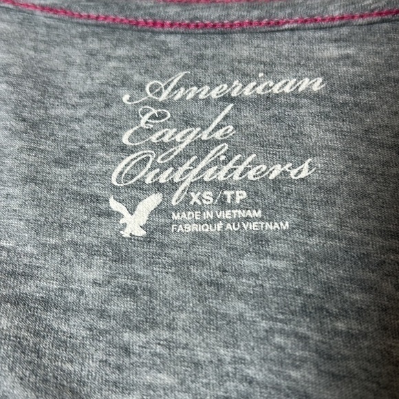 AMERICAN EAGLE OUTFITTERS NWT! Gray V-Neck Peace Motiff Tee-Shirt Size XS - Picture 3 of 9